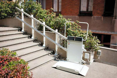 engelli platformlu merdiven asansörü