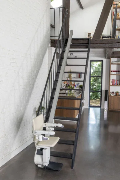 merdiven asansörü alt durakta