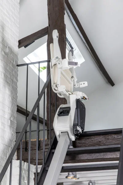 merdiven asansörü üst katta